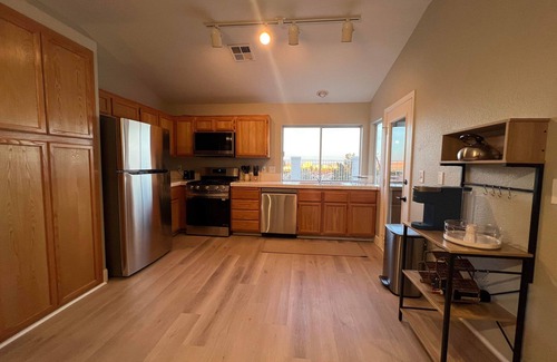 Gibson Springs House | Henderson cozy home with skyline view