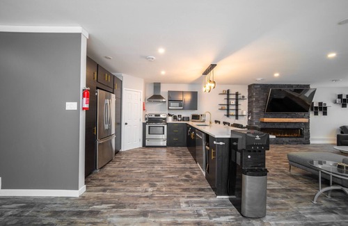 Gonor Station House | Henderson Homestead on 3 acres - 3 Bed Pet Friendly East St Paul Sleeps 6-10!