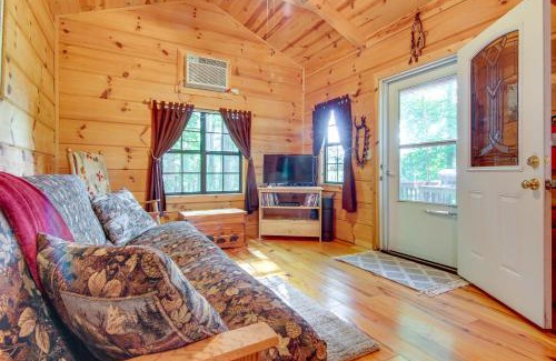 Hendersonville House | Hendersonville Creekside Cabin Near DuPont Forest