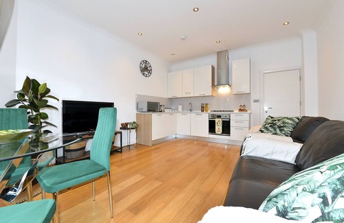 Finchley Church End Apartment | Hendon Escape- 2 bedroom, 3 Beds with en-suite Bath. Near Wembley Stadium