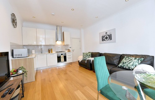 Finchley Church End Apartment | Hendon Escape- 2 bedroom, 3 Beds with en-suite Bath. Near Wembley Stadium