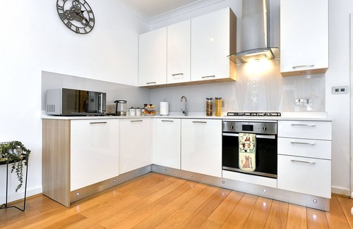 Finchley Church End Apartment | Hendon Escape- 2 bedroom, 3 Beds with en-suite Bath. Near Wembley Stadium