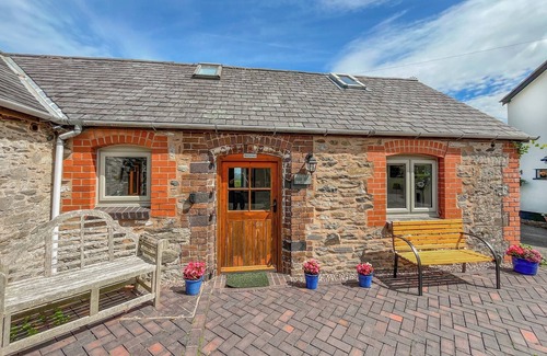 Hendrerwydd Cottage | Henfaes Bwthyn - UK50266