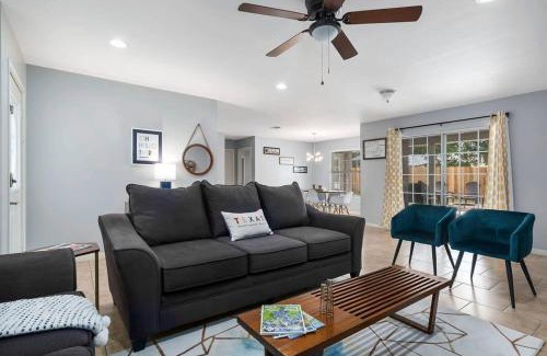 Fredericksburg House | Henrietta Haus pet friendly and private hot tub