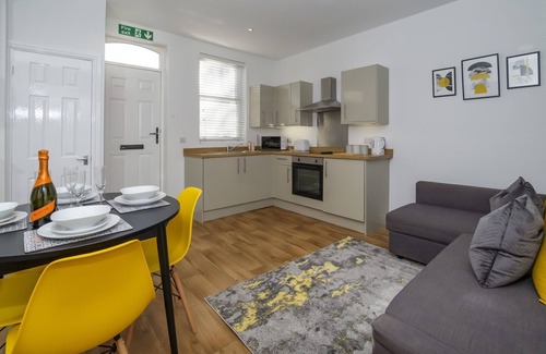 Acomb Cottage | Henry Court Apartment 2 - sleeps 4 guests in 1 bedroom