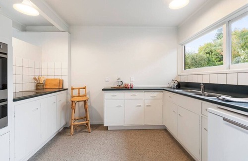 Taupo House | Henry's Bach with Wi-Fi