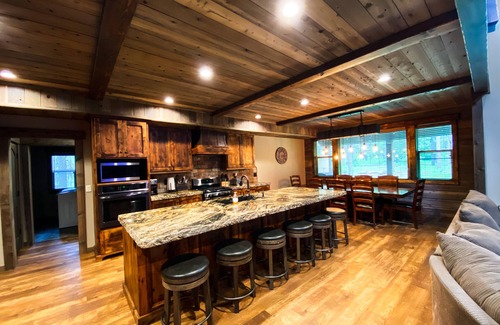 Last Chance Cabin | Henry's Rustic Retreat - Walk to Henry's Outlet - 20 mins to West Yellowstone!