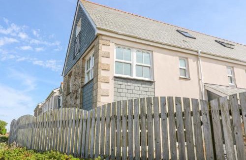 The Lizard House | Henrys Croft