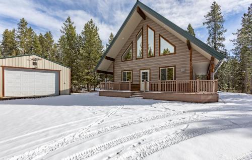 Island Park House | Henrys Post by KABINO Dog Friendly Foosball Fire Pit SmartTV WiFi
