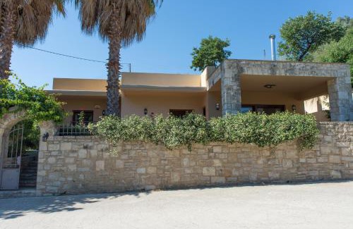 Palaiokastro Villa | Heraklion Comfy House with Mountain View