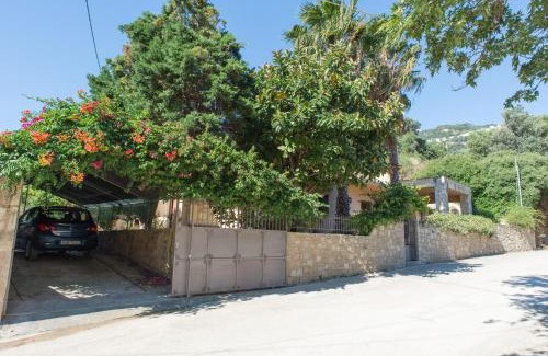 Palaiokastro Villa | Heraklion Comfy House with Mountain View
