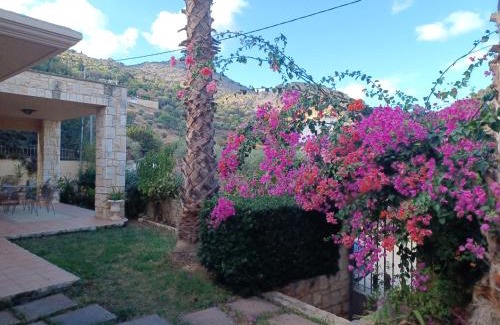 Palaiokastro Villa | Heraklion Comfy House with Mountain View