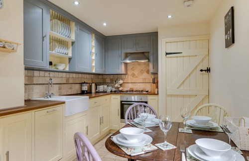 Eyam House | Herbal Cottage - Three Bedroom House, Sleeps 5