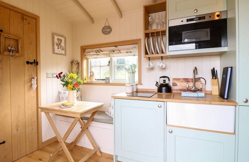 Redmile Cottage | HERBIE'S SHEPHERDS HUT AT SHEPHERDS LODGE RETREAT AND WELLNESS in Redmile