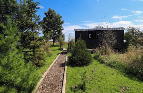 Retford Cottage | HERDWICK LUXURY GLAMPING, romantic, with hot tub in Nottingham