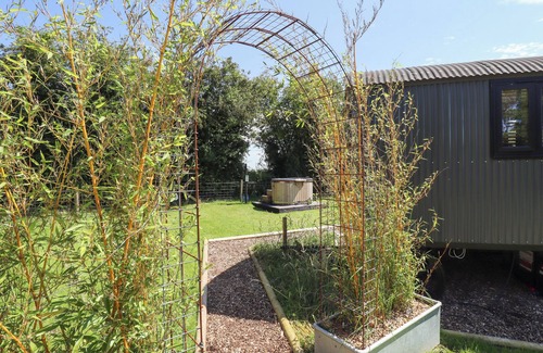 Retford Cottage | HERDWICK LUXURY GLAMPING, romantic, with hot tub in Nottingham