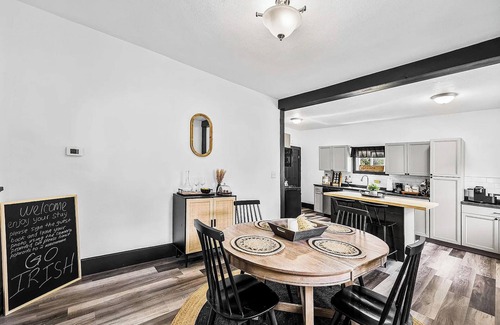 Northeast South Bend House | Here come the Irish! 2 BR Home 1 mile from Notre Dame! Sleeps 6 people!