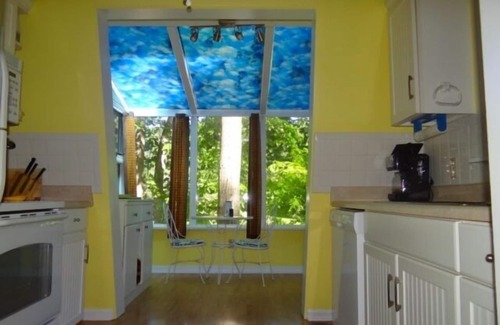 Huddleston House | Here Comes the Sun: 2 Kayaks, Wifi, Ping Pong & Pool table,Sandy Beach, Fenced in Yard, Pet Friendly