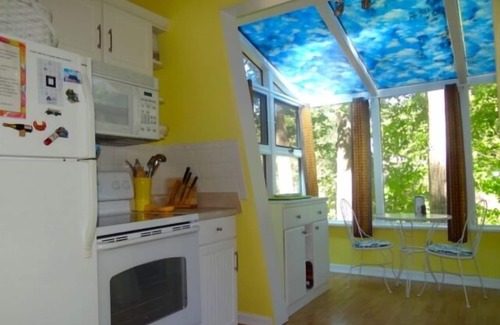 Huddleston House | Here Comes the Sun: 2 Kayaks, Wifi, Ping Pong & Pool table,Sandy Beach, Fenced in Yard, Pet Friendly