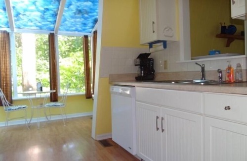 Huddleston House | Here Comes the Sun: 2 Kayaks, Wifi, Ping Pong & Pool table,Sandy Beach, Fenced in Yard, Pet Friendly