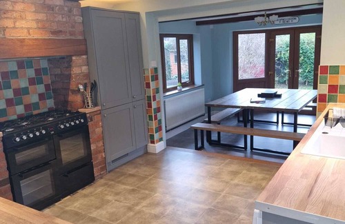 Hereford House | HEREFORD – Falcon House: Spacious 5-Bed with Games Room, Sleeps 14