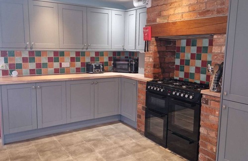 Hereford House | HEREFORD – Falcon House: Spacious 5-Bed with Games Room, Sleeps 14