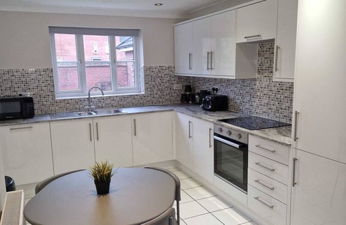 Hereford House | HEREFORD – Finch House: Modern 4-Bed, Dog Friendly, Sleeps 10 + Pool Table