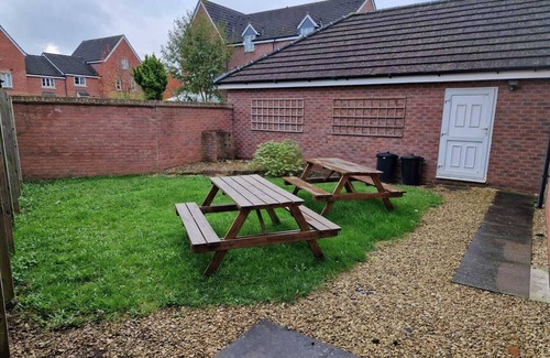 Hereford House | HEREFORD – Finch House: Modern 4-Bed, Dog Friendly, Sleeps 10 + Pool Table