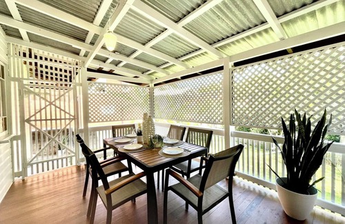 Highgate Hill House | Heritage 5BR Queenslander - Minutes walk to CBD&Southbank, 3 Parking