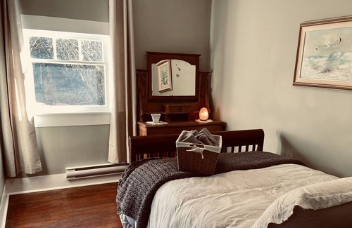 Courtenay Cottage | Heritage Cottage on the Creek