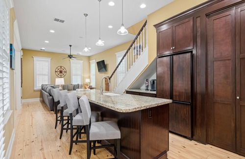 Sailhouse House | Heritage Haven | Cozy Interior + Fishing Pier & Community Pool!