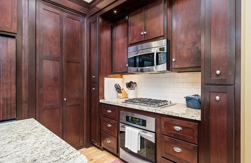 Sailhouse House | Heritage Haven | Cozy Interior + Fishing Pier & Community Pool!