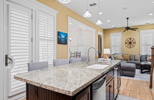 Sailhouse House | Heritage Haven | Cozy Interior + Fishing Pier & Community Pool!