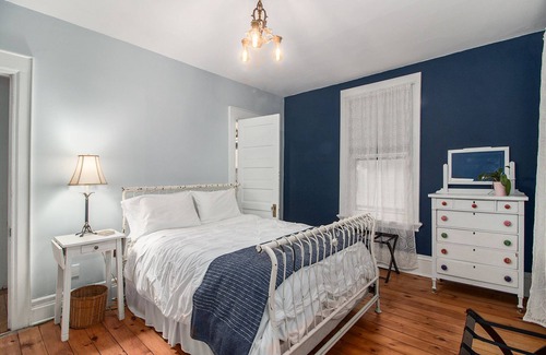 Grand Rapids Apartment | Heritage Hill Apt with efficiency kitchen in walkable neighborhood