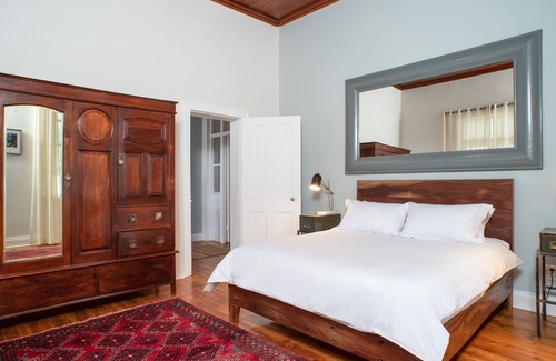 De Rust House | Heritage Property Sleeping 6 guests