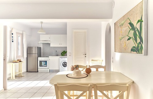 Piso Livadi House | Hermes | 2 Bedroom Apartment with Patio, Cleopatra Homes Paros