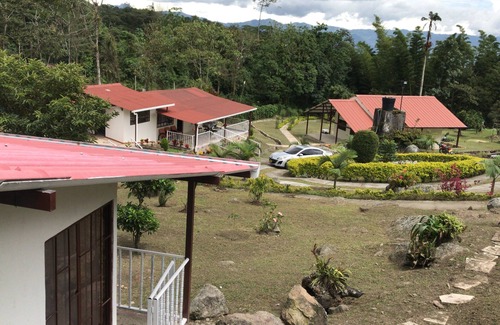 Sasaima Villa | Hermosa Finca en el campo, 3 casas, 5 cuartos, 5 baños, rentan individualmente.