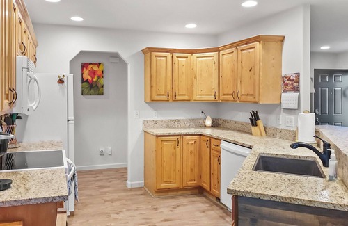 Montrose House | Hermosa Haven Central Location