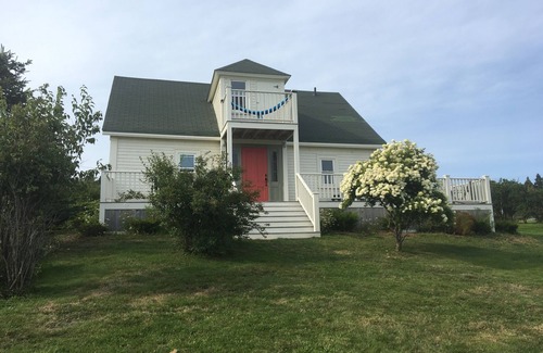 Kingsburg House | Hero's Welcome: A 3 bedroom home with a spectacular ocean view