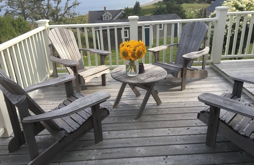 Kingsburg House | Hero's Welcome: A 3 bedroom home with a spectacular ocean view