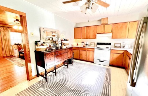 Cullman House | Heron Haus Cottage-Walmart Distribution/Rehau/3 mi. to Cullman Christkindlmarkt