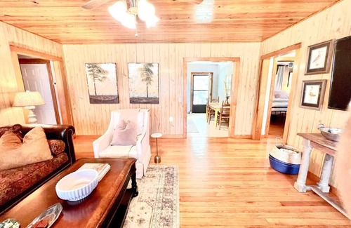 Cullman House | Heron Haus Cottage-Walmart Distribution/Rehau/3 mi. to Cullman Christkindlmarkt