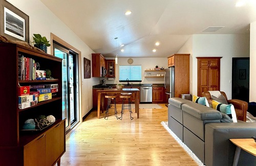 West Hills House | Heron Hideaway – Stylish Puget Sound Getaway with Private Beach Access
