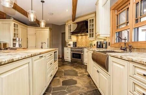 North Frontenac House | Heron Lodge | Lakefront + Hot Tub + Theater Room