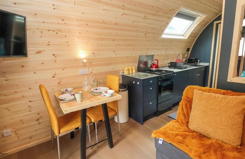 Oswestry Cottage | HERON POD, romantic, with hot tub in Trefonen