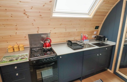 Oswestry Cottage | HERON POD, romantic, with hot tub in Trefonen