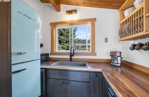 Cape Meares House | Heron's Hearth Beach Bungalow