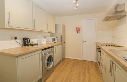 Llanvair Kilgeddin Cottage | HERON'S LODGE, pet friendly, with a garden in Penperlleni
