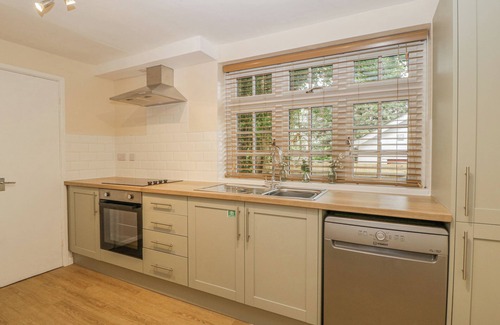 Llanvair Kilgeddin Cottage | HERON'S LODGE, pet friendly, with a garden in Penperlleni