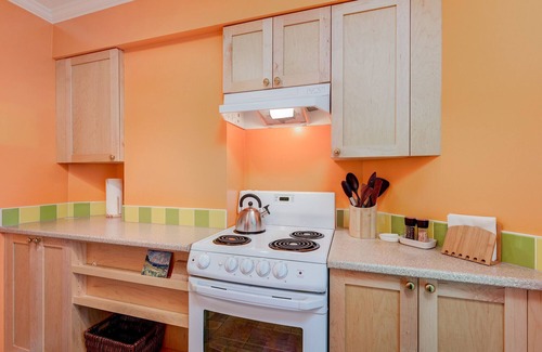 James Bay Condo | Heron's Nest-Bright and Airy Suite with Study, steps away from Downtown Victoria by Victoria Prime!